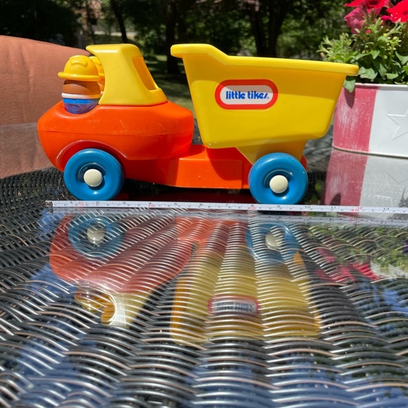 1980’s Little Tikes Toddle Tots Dump Truck with Original Construction Workers - Picture 11 of 12
